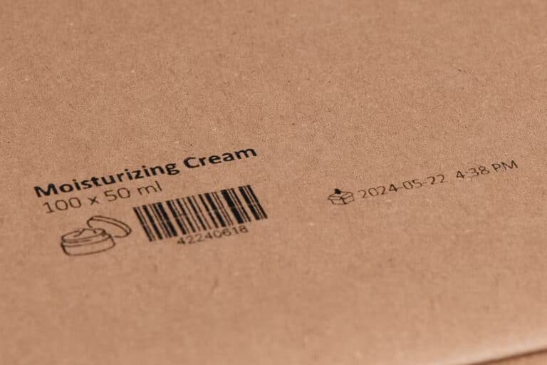 Código de barras y fecha de producción impresos directamente sobre cartón natural marrón