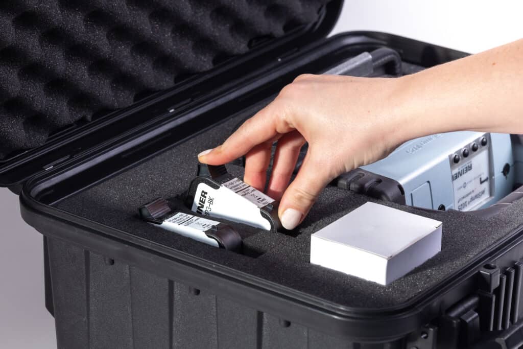 Hand entnimmt Zubehör aus einem jetSafe PRO Transportkoffer