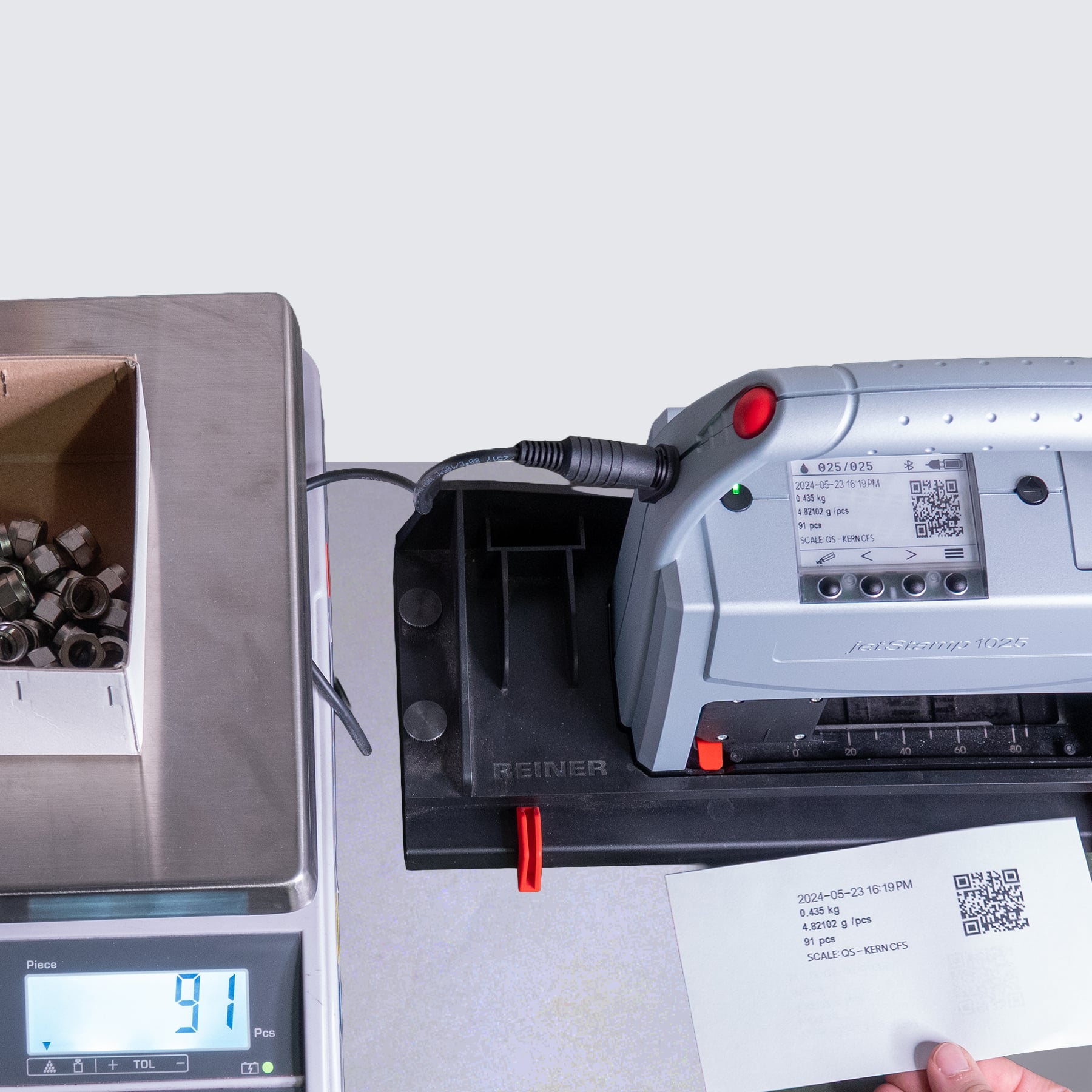 REINER jetStamp 1025 prints data from a measuring scale onto a label