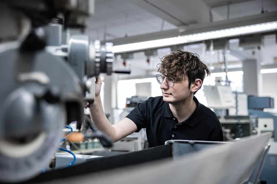 Apprenti pur lors de l'utilisation d'une machine