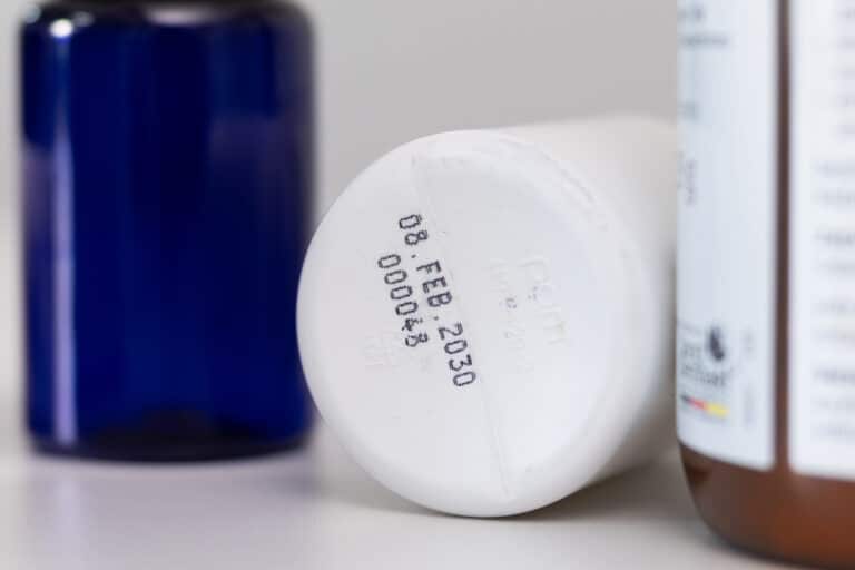 Mindesthaltbarkeitsdatum und Chargennummer direkt auf Kunststoffboden einer HDPE-Dose gedruckt