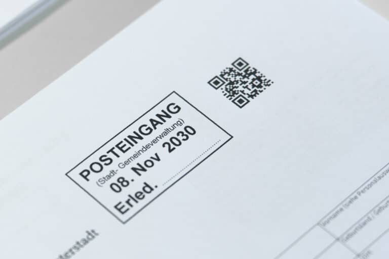 Gedrucktes Trennmerkmal mit QR-Code und Datum auf Dokument zur automatischen Scan- und DMS-Verarbeitung
