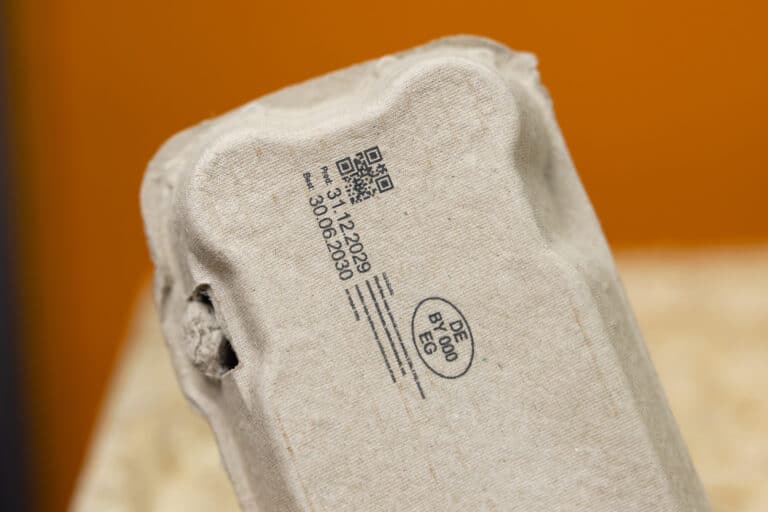 Código QR, número de lote y sello alimentario impresos directamente en el cartón de huevos