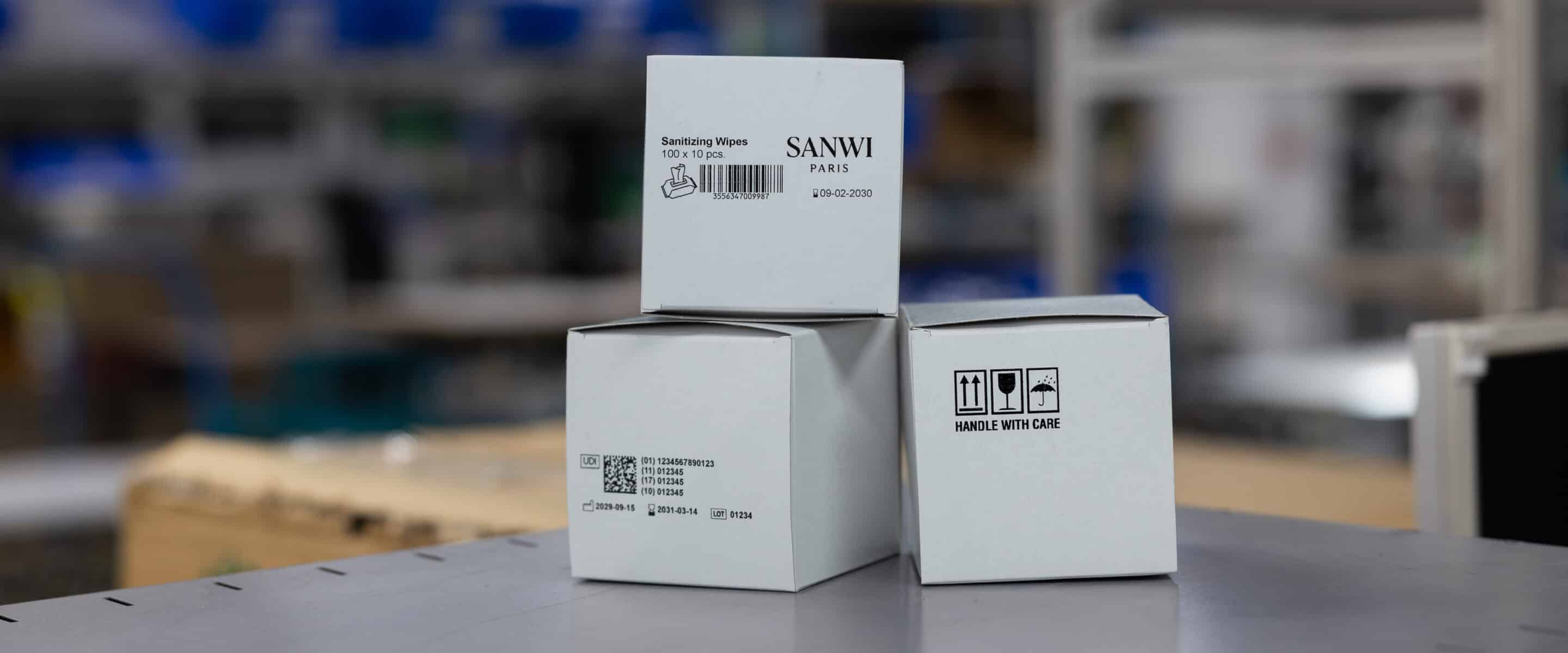 Cajas de embalaje con código de barras, código UDI y etiquetado de transporte