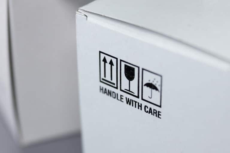 Símbolo de envío "Handle with Care" impreso directamente en el cartón