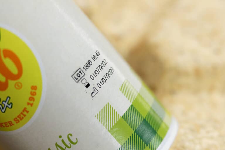 Numéro de LOT et date limite de consommation imprimés directement sur la boîte en plastique