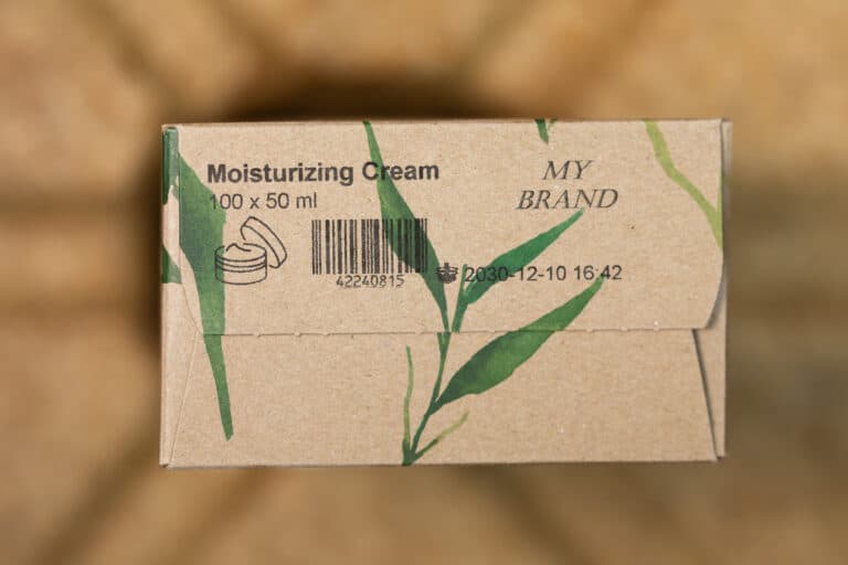 Barcode und Haltbarkeitsdatum auf Hygieneverpackung gedruckt