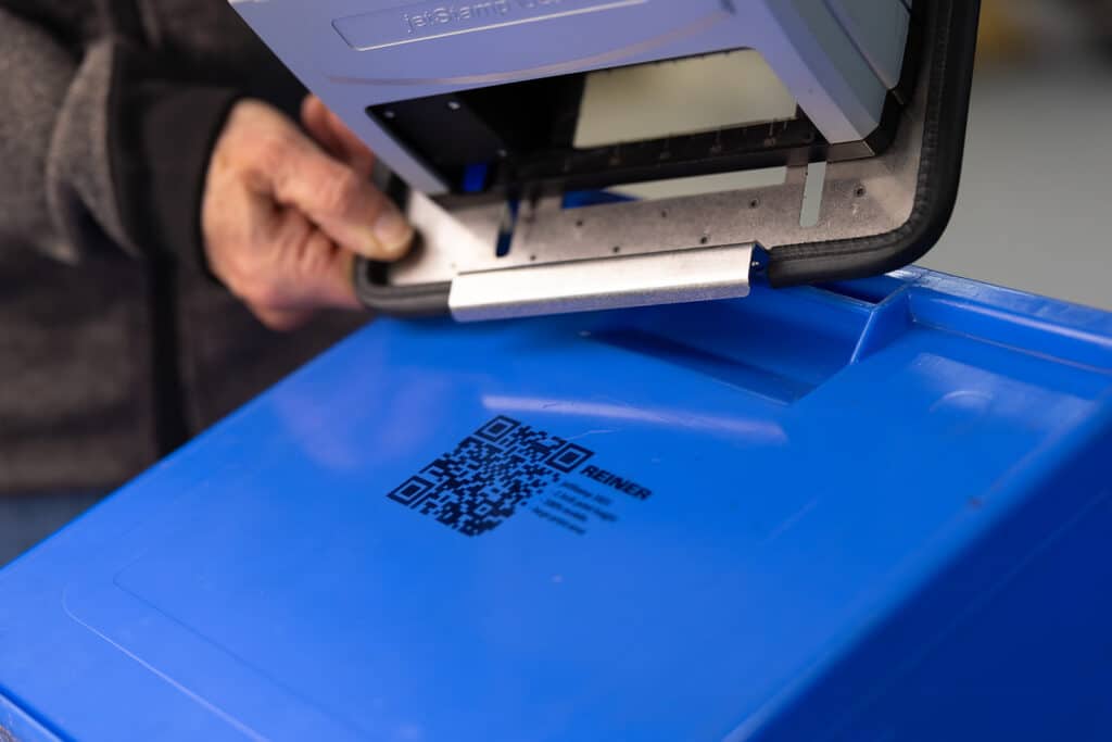 REINER jetStamp 1025 con plantilla guía ADHESIVO al crear una impresión de código QR en una superficie de plástico