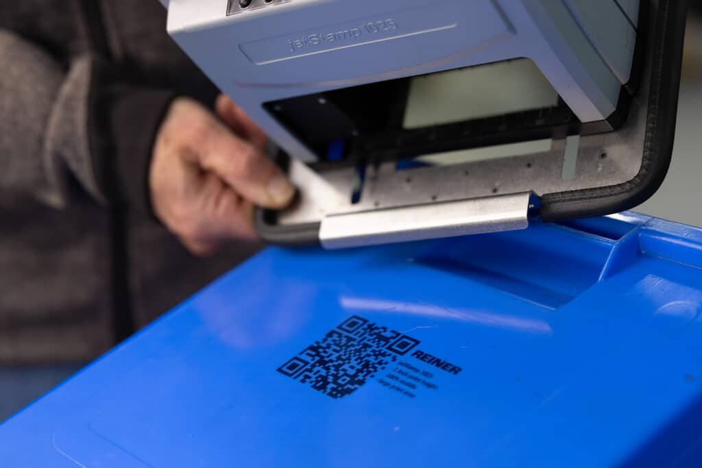 REINER jetStamp 1025 mit Führungsschablone HAFTBELAG beim Erstellen eines QR-Code-Abdrucks auf einer Kunststoffoberfläche