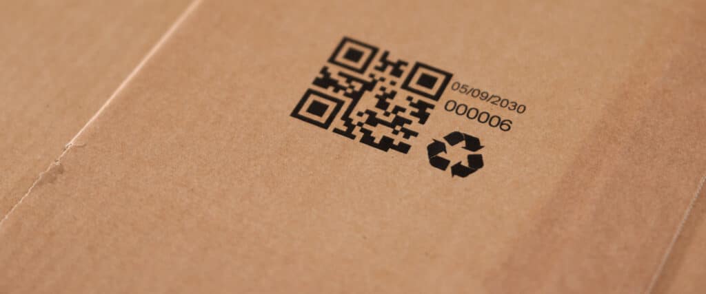 Carton avec code QR, date et symbole de recyclage