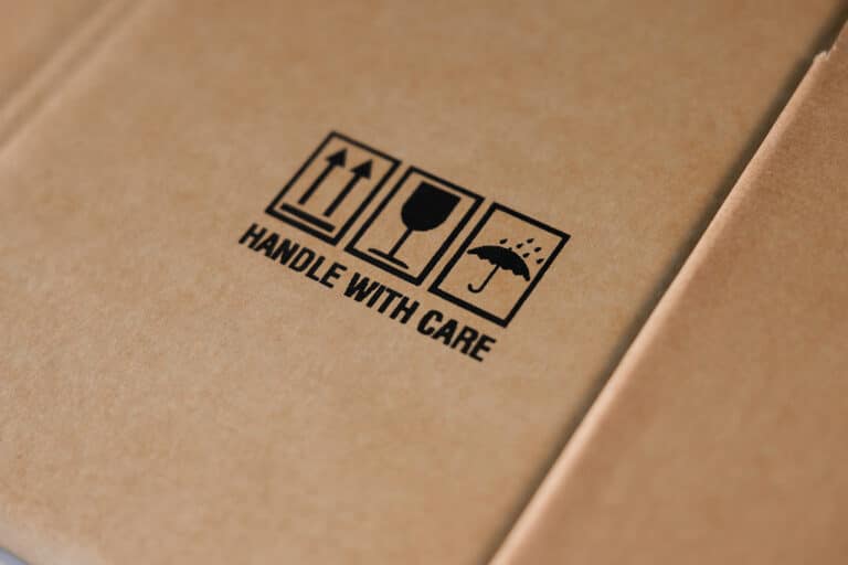 Texte et pictogrammes imprimés directement sur le carton avec l'impression directe mobile