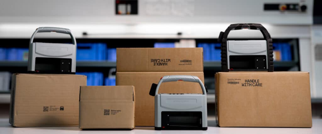 Tres máquinas REINER jetStamp 1025 marcan las cajas de cartón directamente