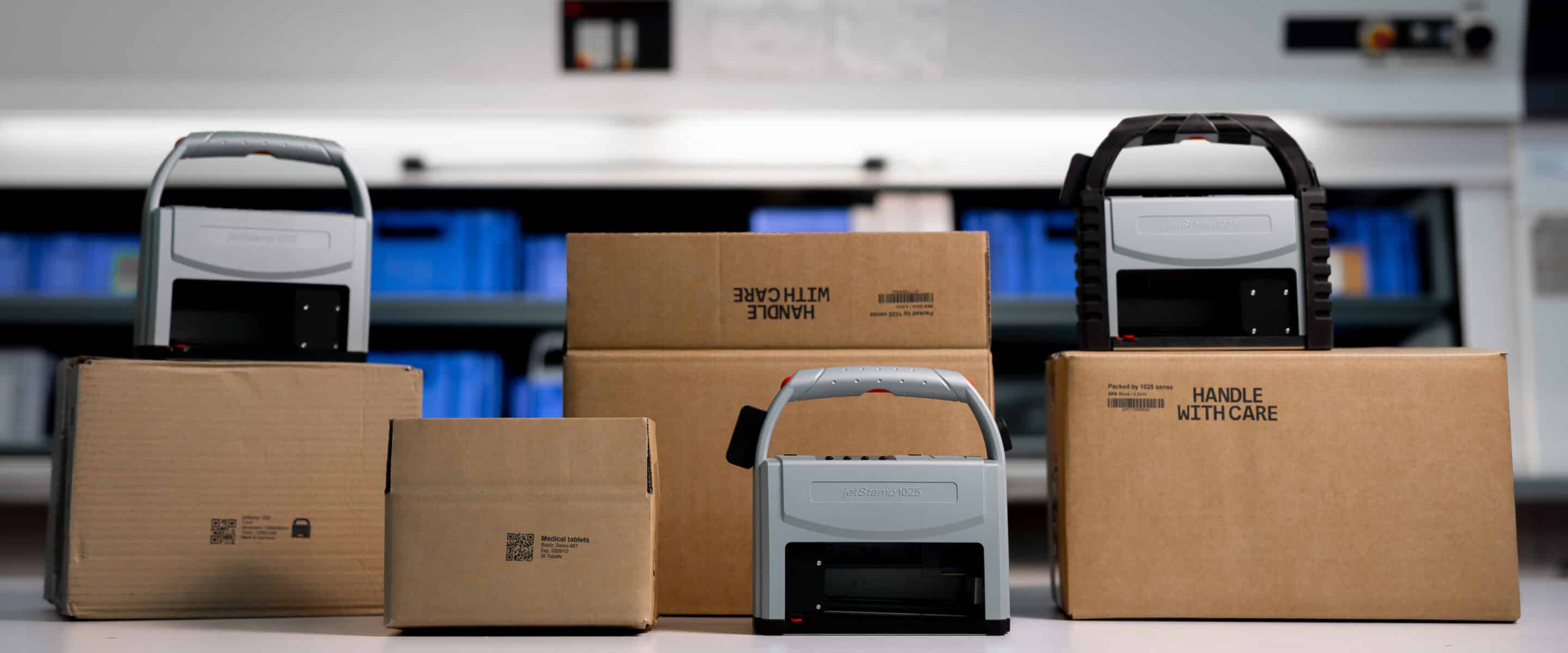 Drei REINER jetStamp 1025 kennzeichnen Kartons direkt