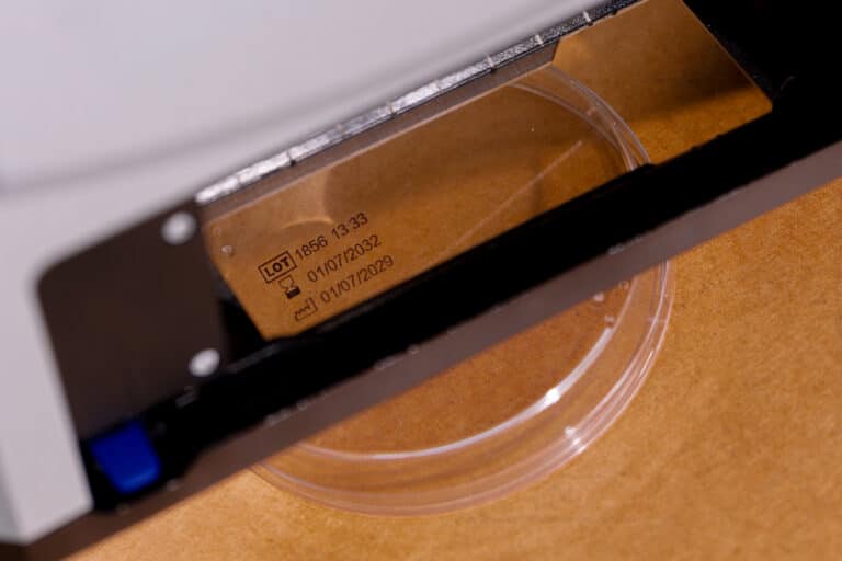 jetStamp bedruckt Petrischale mit LOT- und Datumskennzeichnung im Laborumfeld