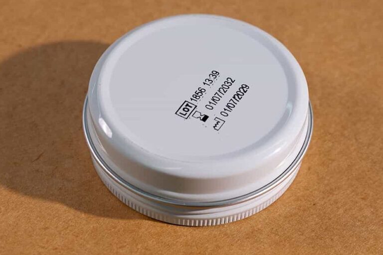 Date et heure imprimées directement sur le couvercle en plastique avec jetStamp 1025