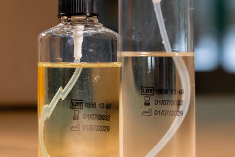 LOT-Nummer und Haltbarkeitsdatum direkt auf transparente Kunststoffflasche gedruckt