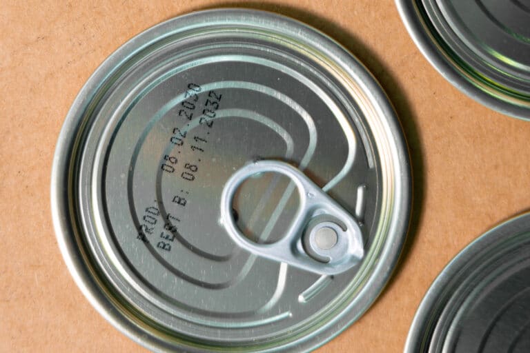 Date limite de consommation et code de lot imprimés directement sur le couvercle métallique d'une boîte de conserve