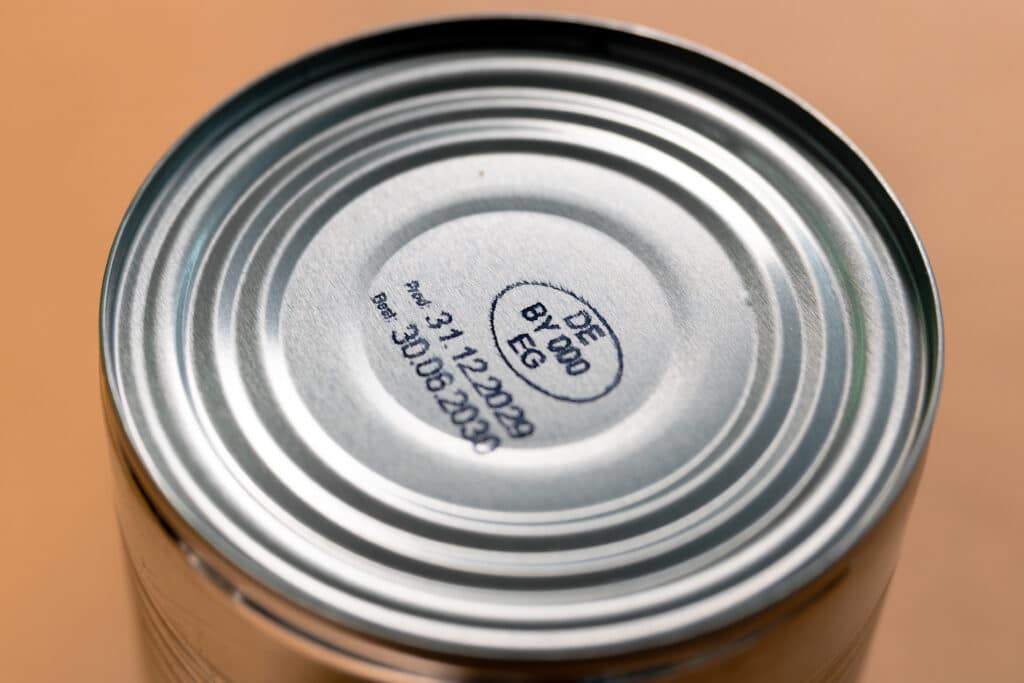 Metalldeckel mit Produkt- und Haltbarkeitsdaten