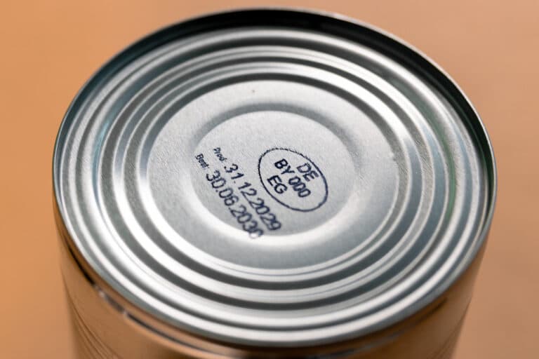 Date limite de consommation et indication de l'origine imprimées directement sur le couvercle de la boîte métallique