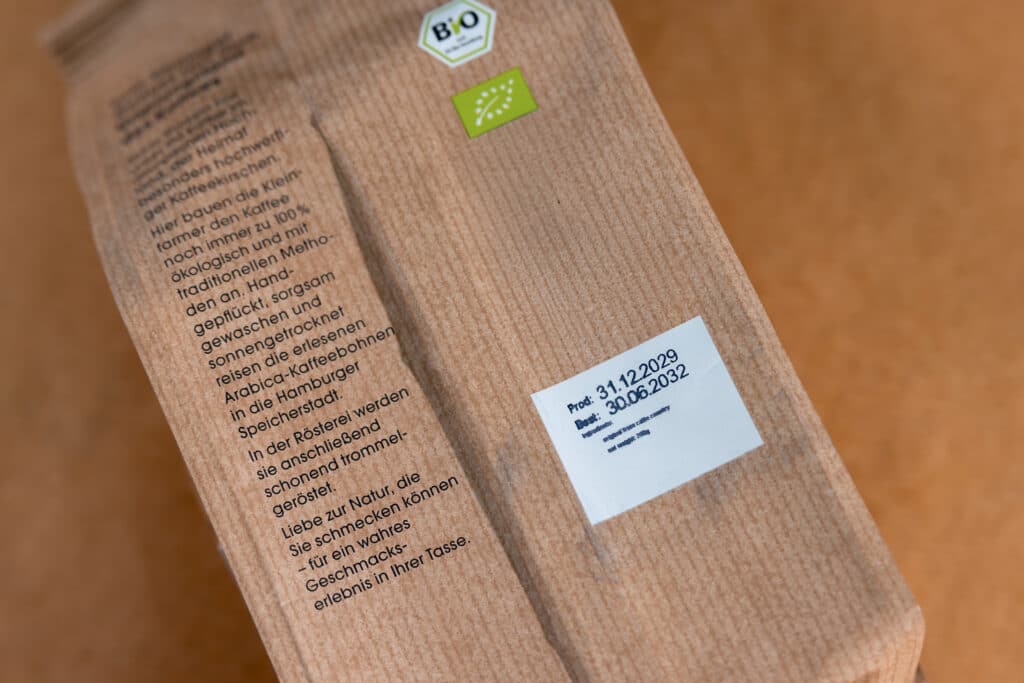 Produktionsdatum und Haltbarkeitsdatum direkt auf strukturierter Kunststoffverpackung gedruckt