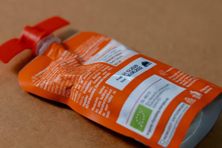 Produktionsdatum und Batchnummer direkt auf orangefarbenem Standbodenbeutel aus Kunststoff gedruckt