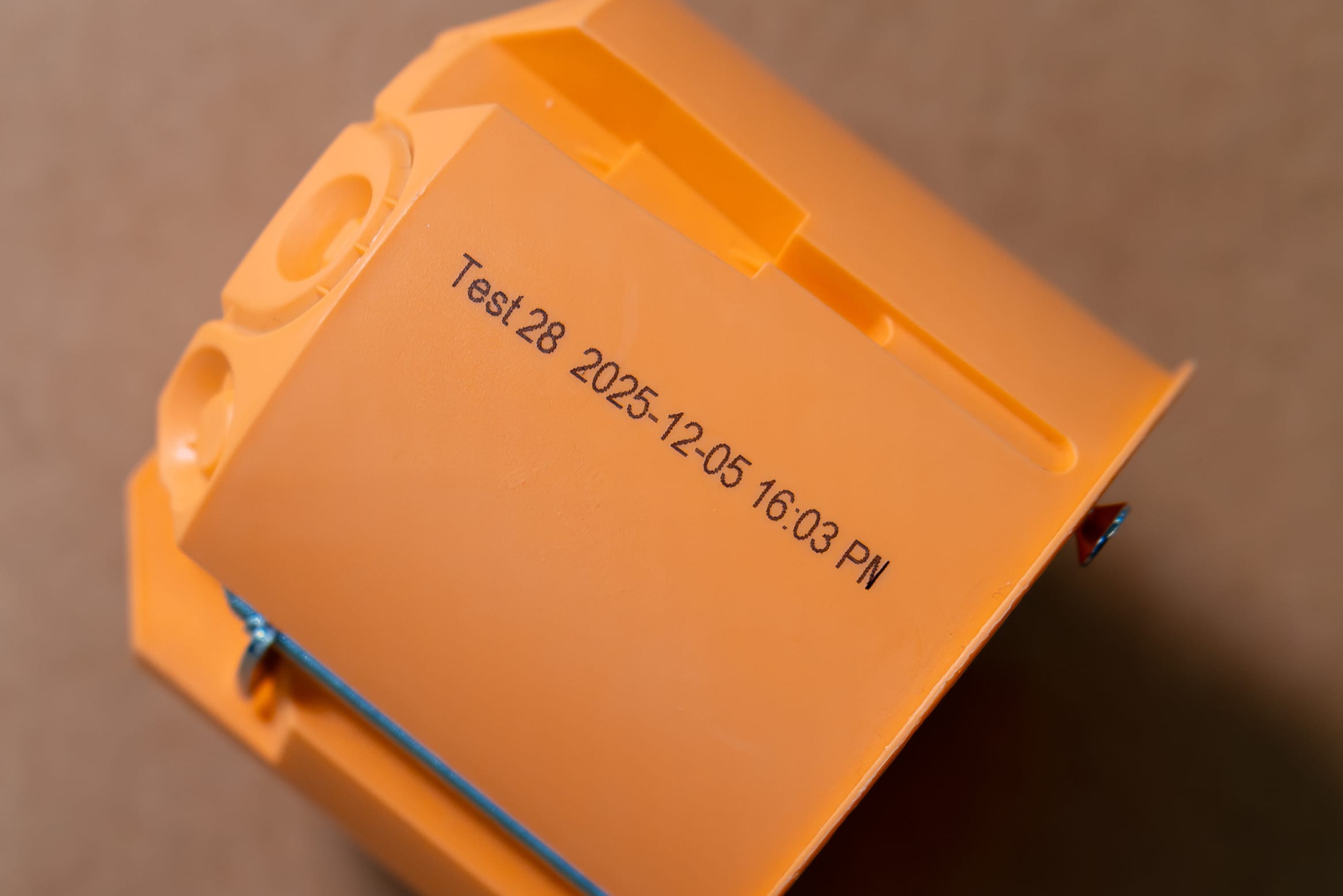 Date de production imprimée directement sur un composant technique en plastique