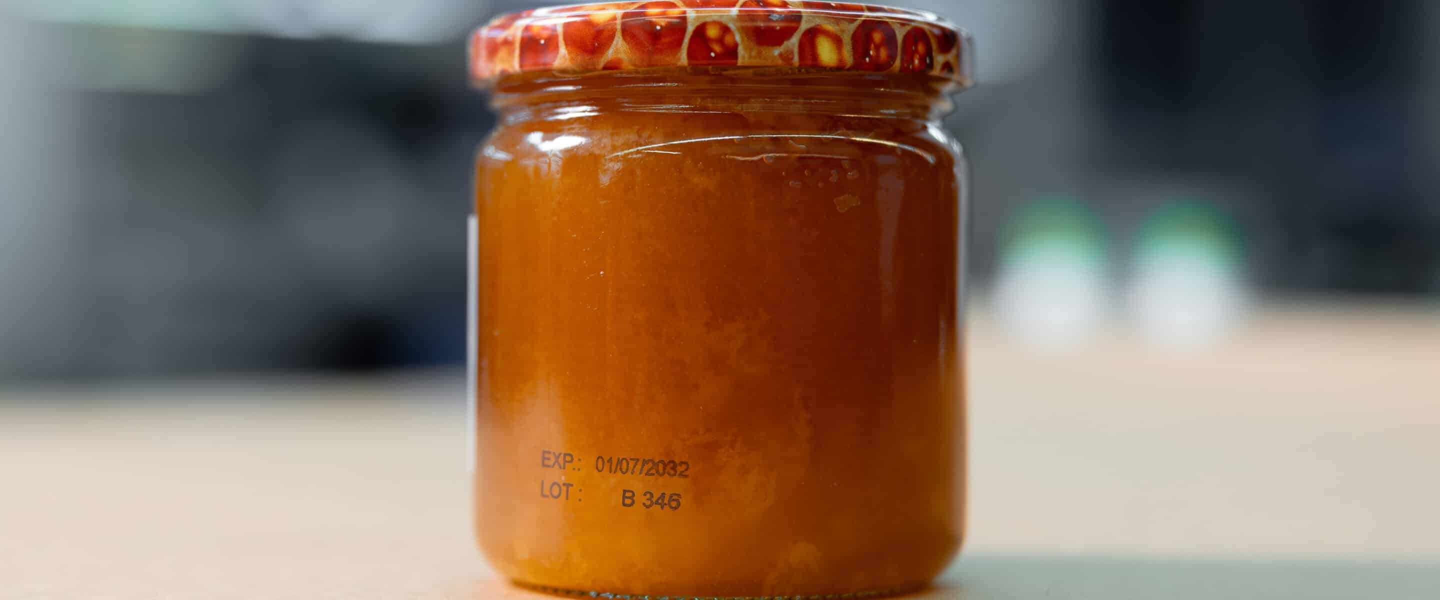 Pot de miel avec la date limite de consommation imprimée