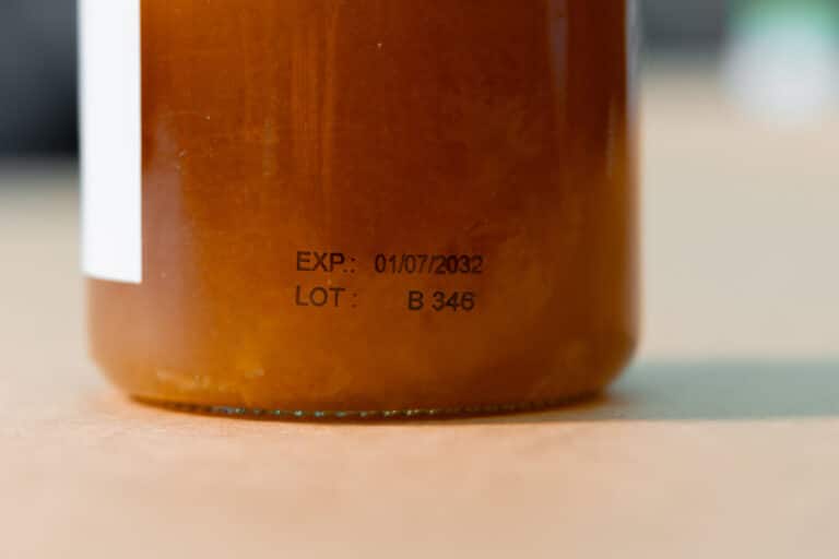 Date d'expiration et numéro de LOT imprimés directement sur l'emballage en verre