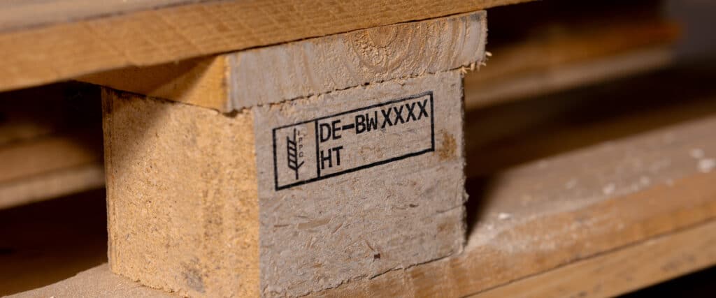 Palé de madera con etiquetado directo del palé