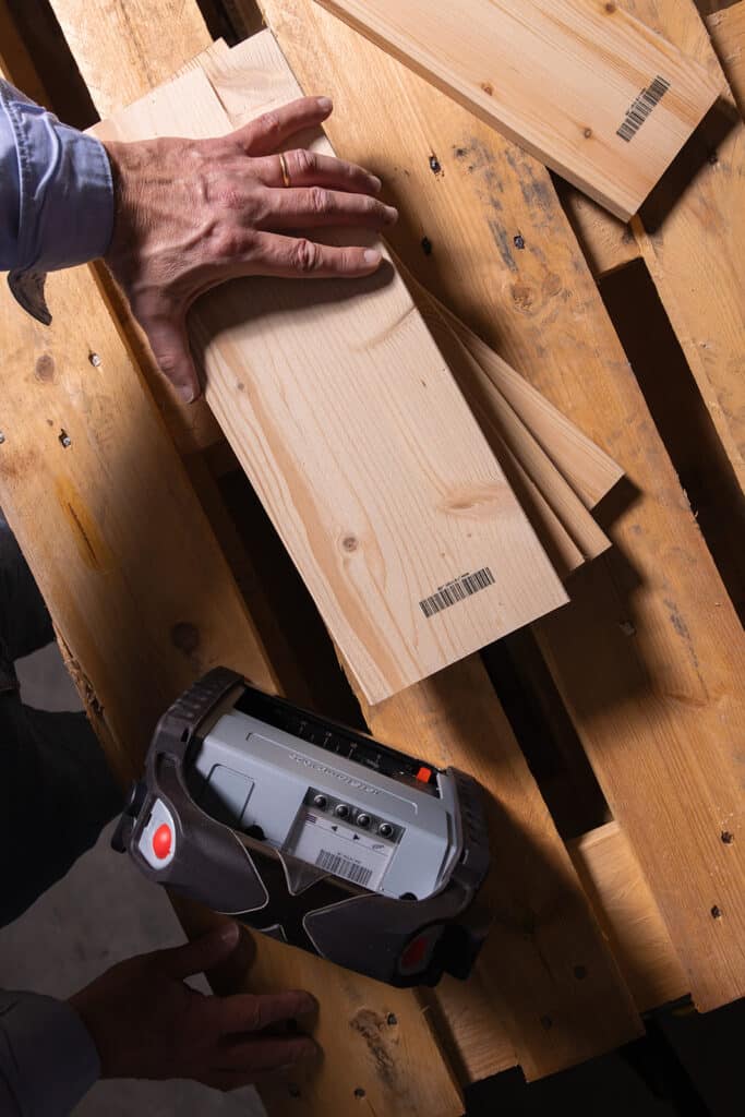 Código de barras impreso directamente en el palé de madera con un dispositivo de etiquetado móvil
