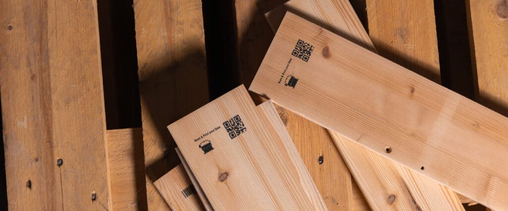 Tableros de madera con código QR y etiquetado directo