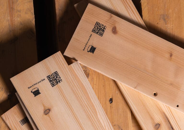 Código QR y símbolo impresos directamente en el tablero de madera