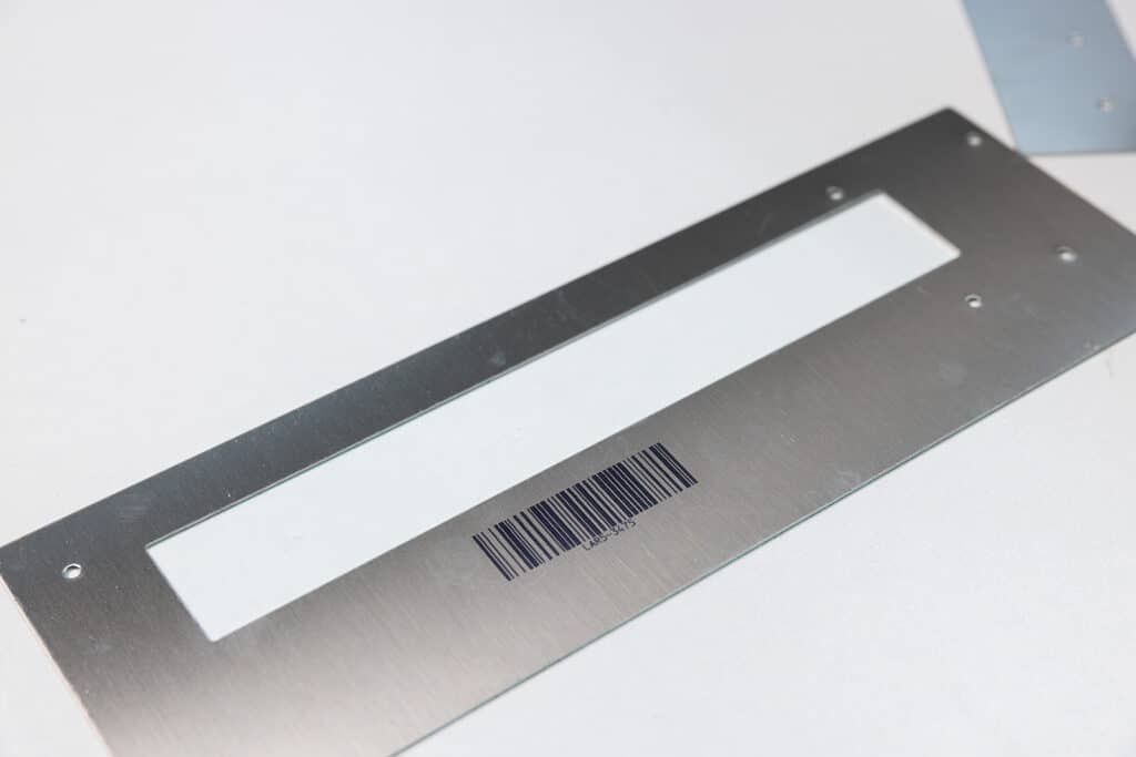 Código de barras impreso directamente sobre superficie metálica con REINER jetStamp 1025