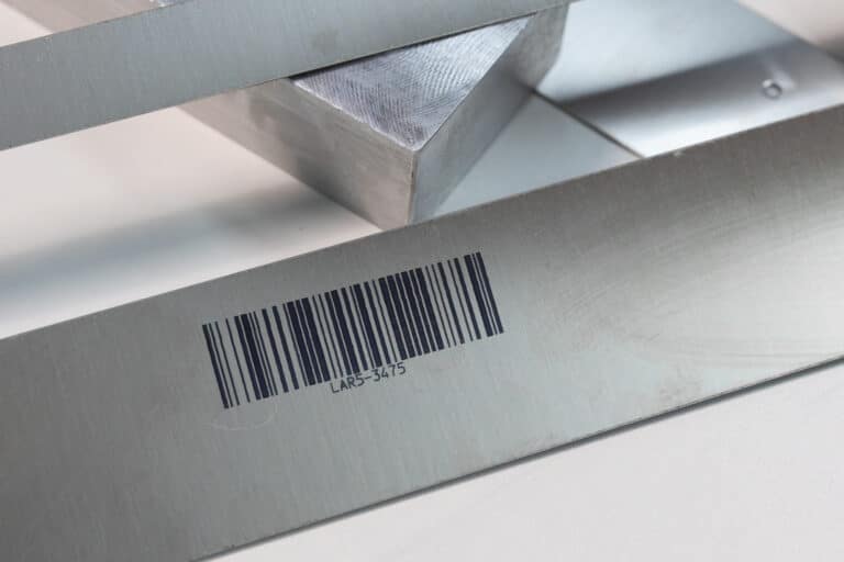 Code-barres imprimé directement sur le profilé en aluminium
