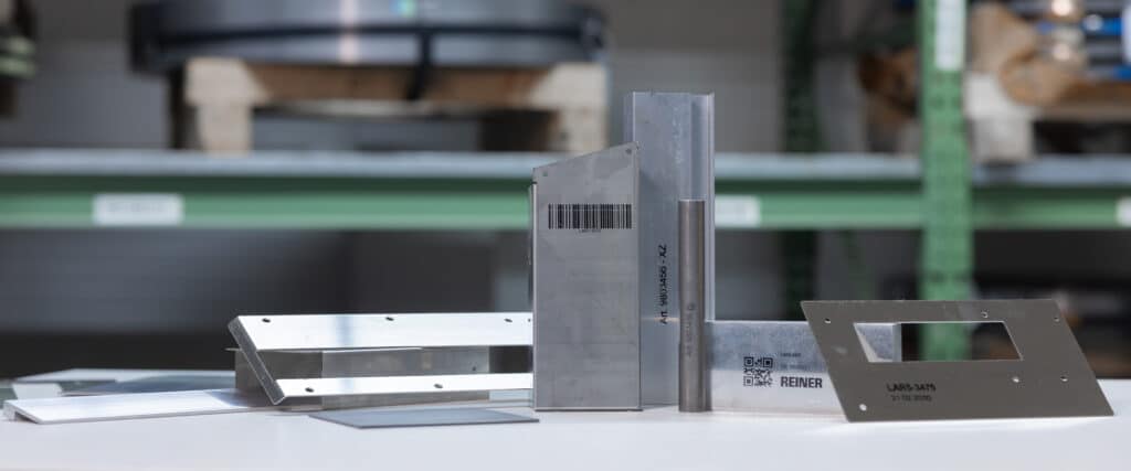 Piezas metálicas con código de barras, código QR y etiquetado de artículos