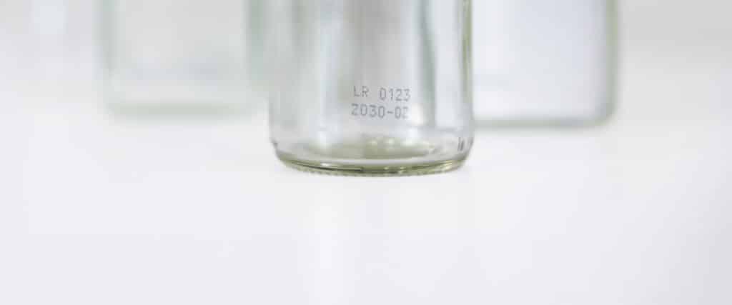 Glasflasche mit Chargen- und Datumskennzeichnung