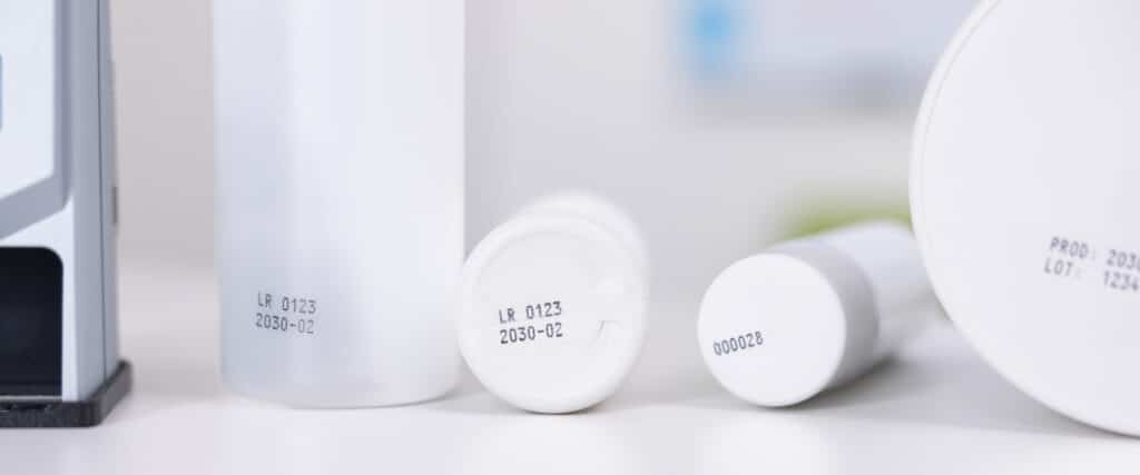 Envases de plástico con etiquetado de lote y fecha