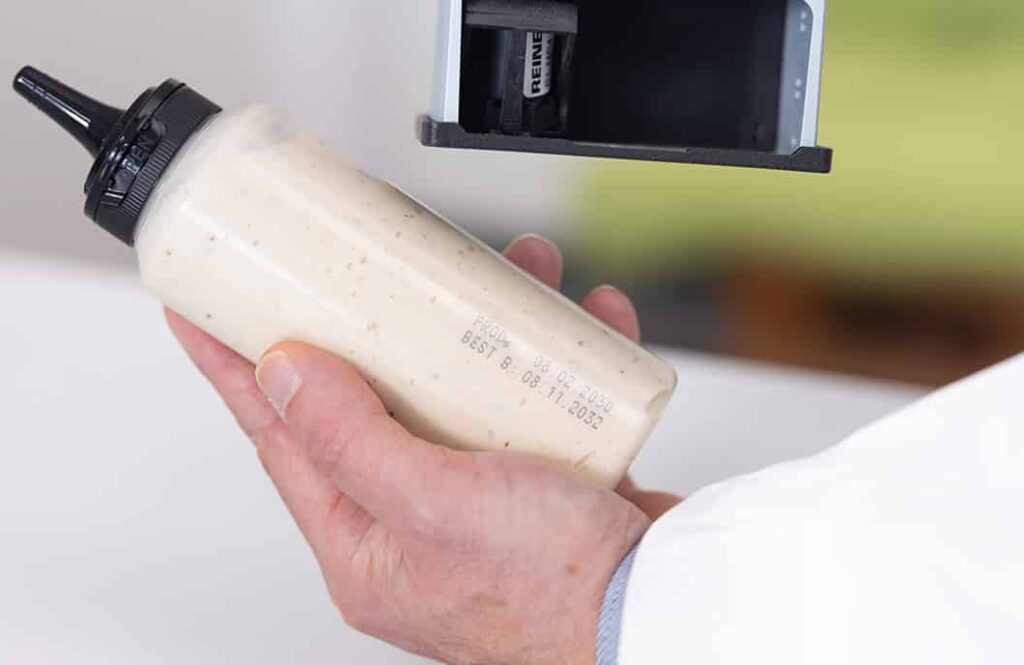 Botella de plástico con fecha de fabricación y consumo preferente