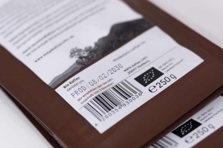 Röstdatum und Mindesthaltbarkeitsdatum auf Kaffeeverpackung gedruckt