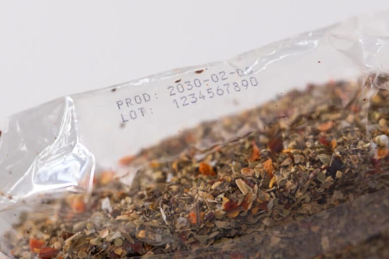 Date de production et numéro de lot imprimés sur le sachet d'épices