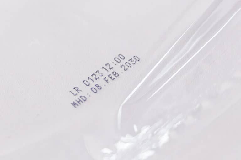 Mindesthaltbarkeitsdatum und Uhrzeit direkt auf weißer Kunststoff-Folienverpackung gedruckt