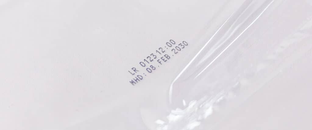 Transparente Folienverpackung mit aufgedrucktem Mindesthaltbarkeitsdatum