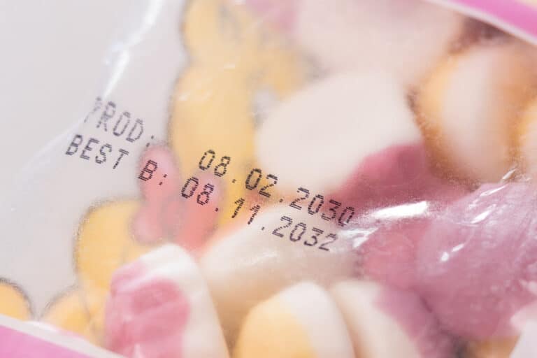 Produktionsdatum und Uhrzeit auf Süßwarenverpackung gedruckt