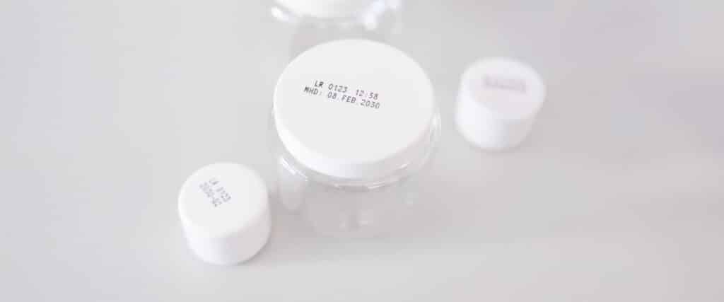 Boîte cosmétique avec indication de la date limite de consommation et du lot