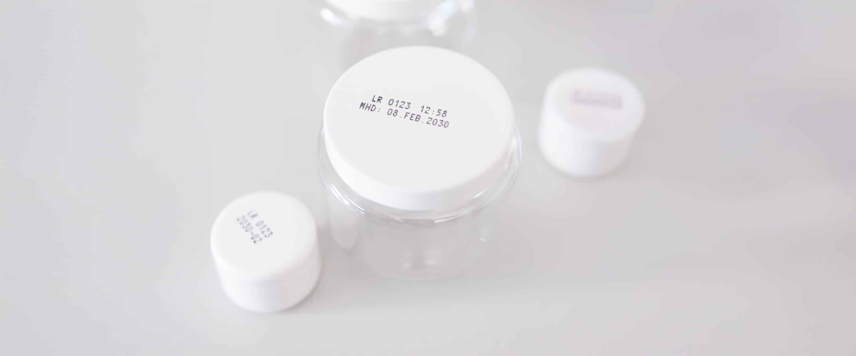 Boîte cosmétique avec indication de la date limite de consommation et du lot