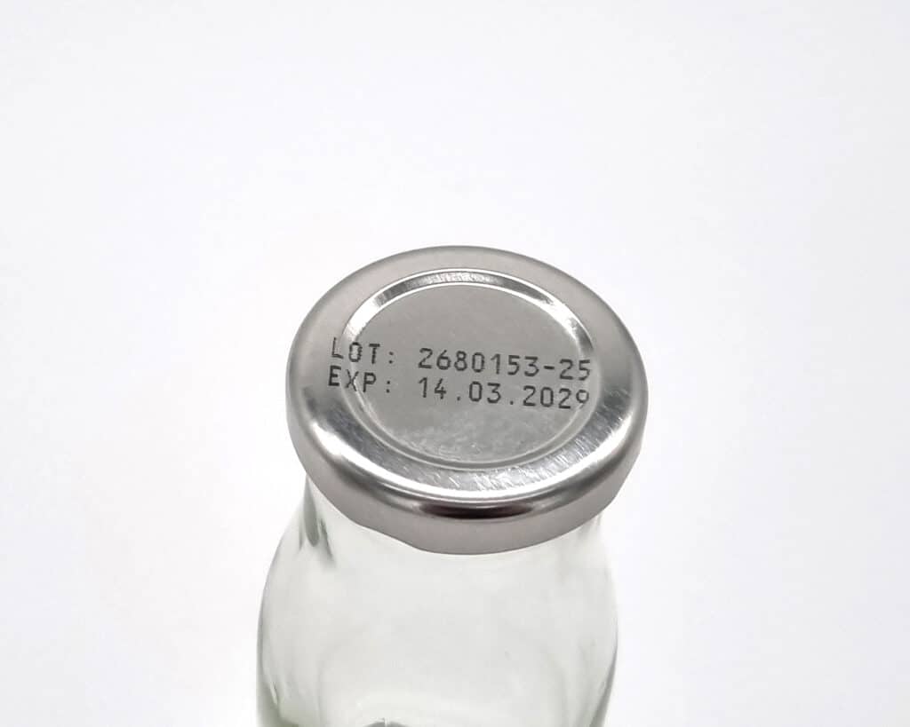 Chargen- und Datumskennzeichnung auf Glasverschluss mit jetStamp 1025