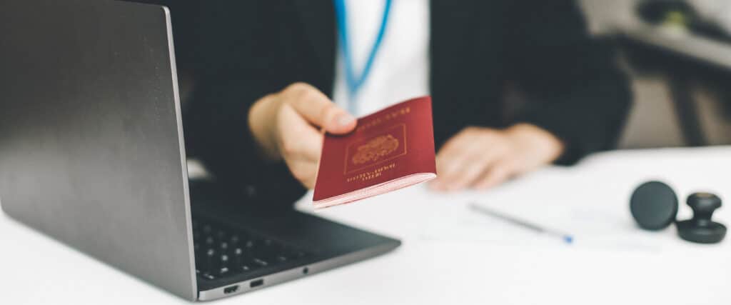 Passkontrolle mit Reisepass als Beispiel für digitale Einreisestempel