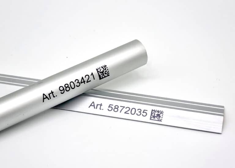 Bedrucktes Aluminiumprofil mit Artikelnummer und DataMatrix-Code zur industriellen Kennzeichnung