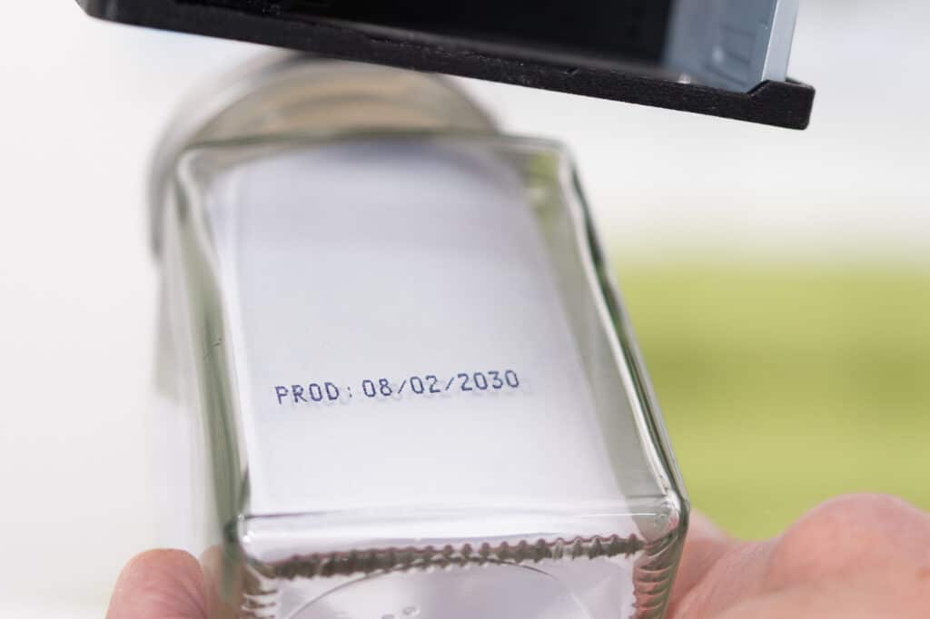 Glasbehälter mit aufgedrucktem Produktionsdatum