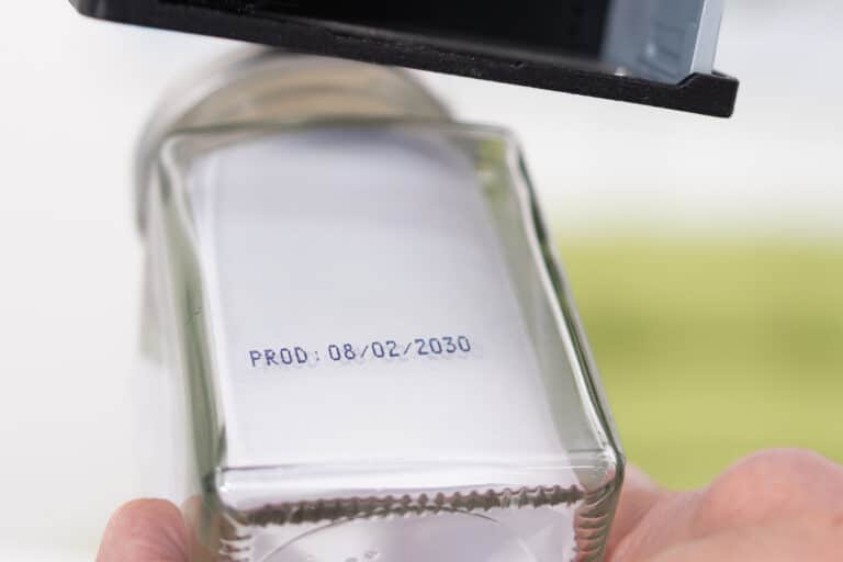 Marquage du lot et de la date directement sur le récipient en verre transparent